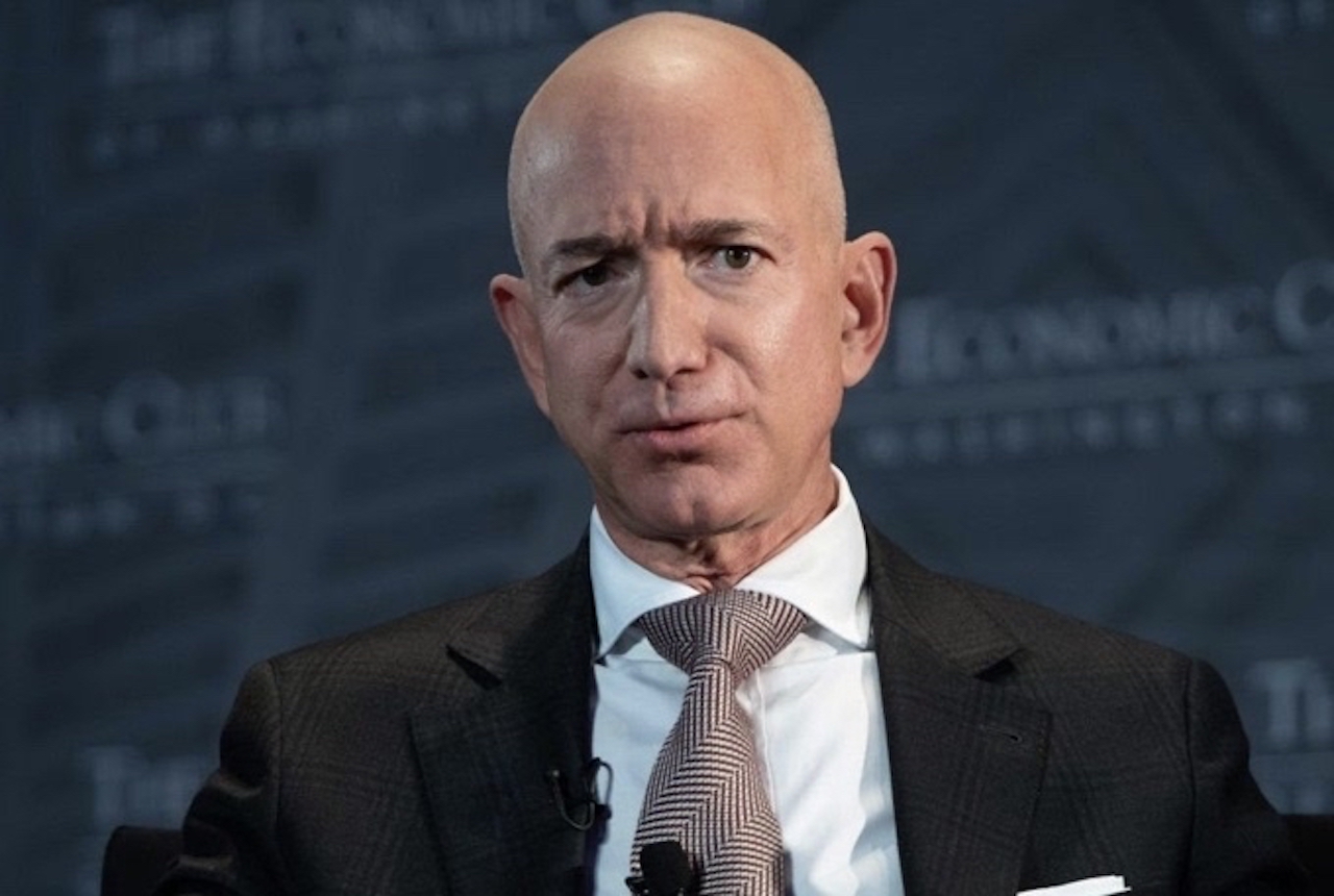 En medio del caos electoral, Jeff Bezos vende acciones de Amazon por 3.000 millones de dólares