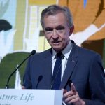 El magnate del lujo frances Bernard Arnault acompana a Jeff Bezos a la persona mas rica del mundo