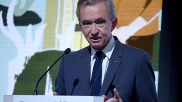 El magnate del lujo frances Bernard Arnault acompana a Jeff Bezos a la persona mas rica del mundo