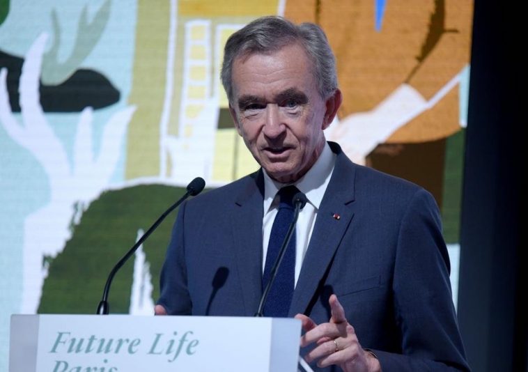 El magnate del lujo frances Bernard Arnault acompana a Jeff Bezos a la persona mas rica del mundo