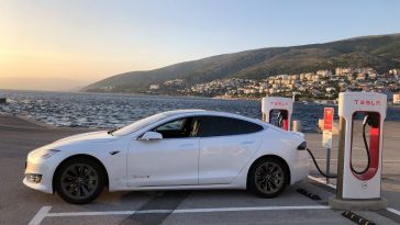 Elon Musk y el restaurante de la marca Tesla para estaciones de carga electrica