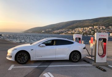 Elon Musk y el restaurante de la marca Tesla para estaciones de carga electrica