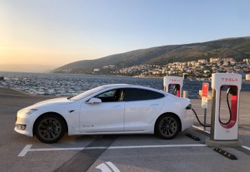 Elon Musk y el restaurante de la marca Tesla para estaciones de carga electrica