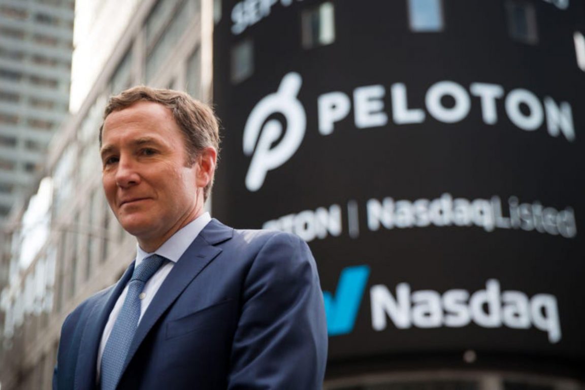 Peloton, las acciones se desploman más de un 30%: el CEO John Foley deja de ser multimillonario