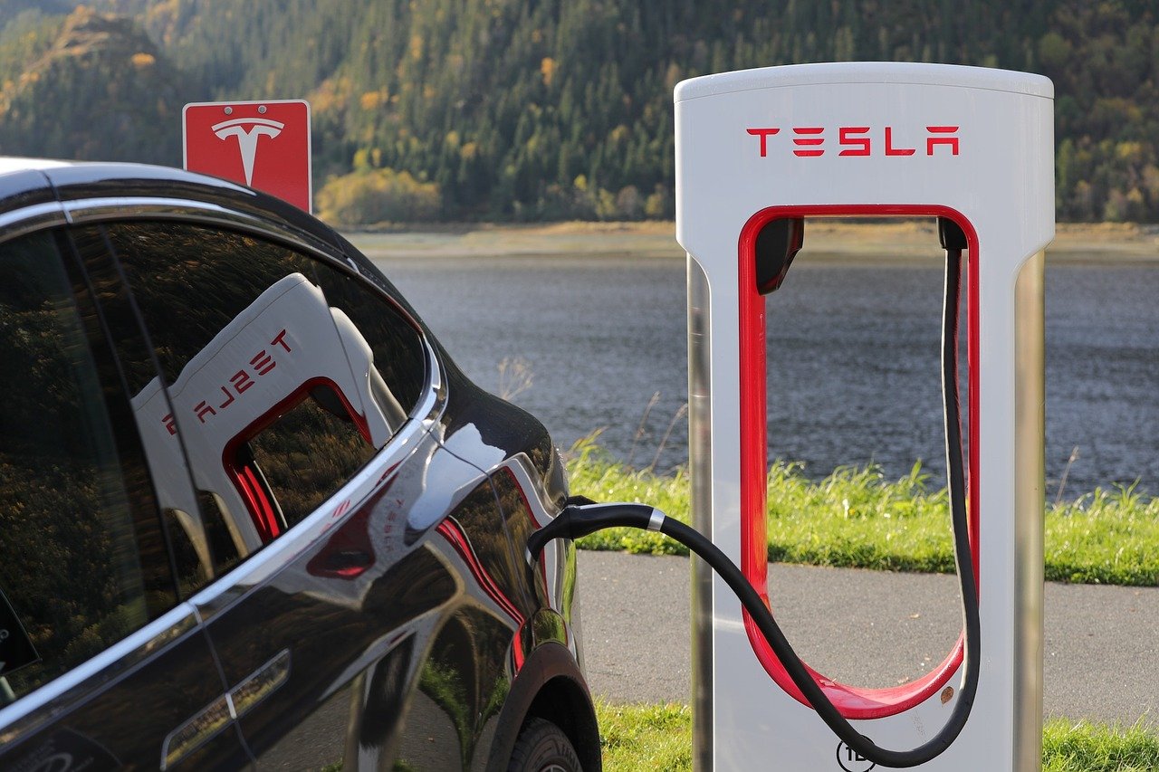 Tesla dice que entregó el récord de 936.172 vehículos eléctricos en 2021