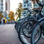 Bicicleta eléctrica Skarper en un paisaje urbano moderno