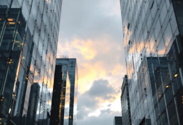 Logo di Oracle con grafico di dati in sfondo