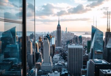 Logo di Klarna e StubHub con grafico di mercato in sfondo