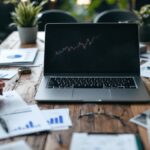 Persona usando una app para invertir en acciones
