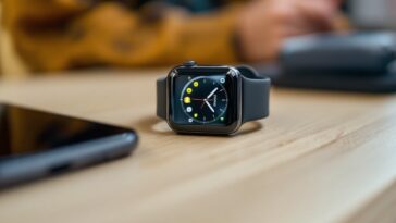 Logo di Snapchat su uno schermo di Apple Watch