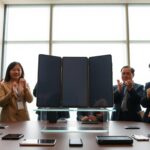 samsung presenta un innovador telefono plegable triple de edicion especial 1764677104