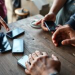 como la iniciativa de smartphones de 40 dolares busca cerrar la brecha digital 1772977885