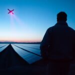 Satélites que envían luz infrarroja para alimentar granjas solares terrestres